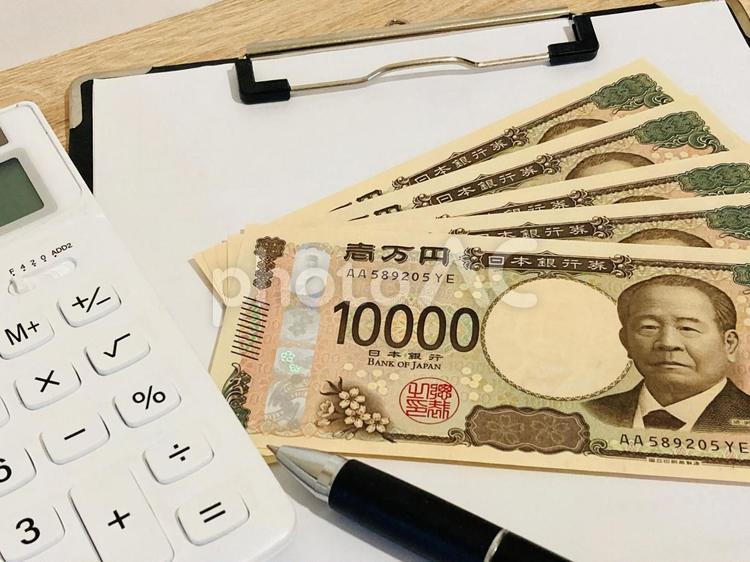 現金と電卓とクリップボード 電卓,お金,マネーの写真素材