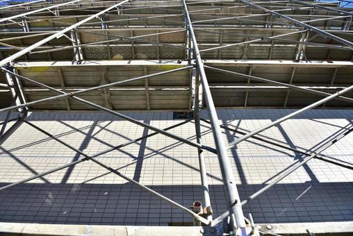 足場 足場,解体,ビルの写真素材