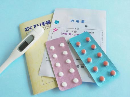お薬手帳と診察 飲み薬 体温計 錠剤 お薬手帳と診察 飲み薬 体温計 錠剤 お薬手帳,薬,診察の写真素材