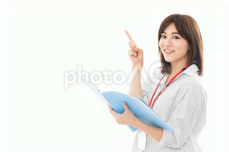 若い女性　ファイル　指差し 女性,ビジネス,人物の写真素材
