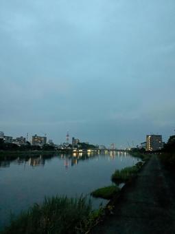 薄暮の鏡川(縦) 薄暮の鏡川(縦)の写真