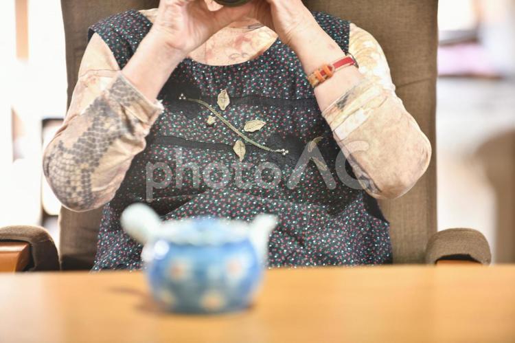 居間でくつろぎながらお茶を飲むシニア女性 居間,くつろぐ,お茶の写真素材