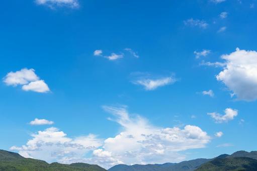 青空と雲と山 青空と雲と山の写真