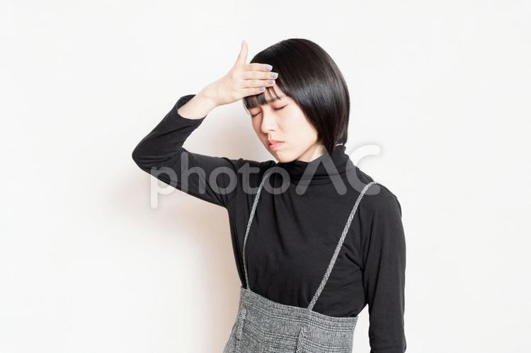 発熱で額に手を当てている若い女性 発熱,病気,若いの写真素材