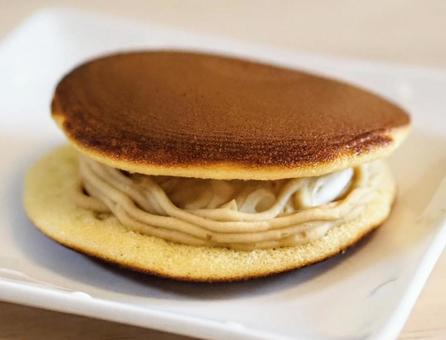 モンブランを挟んだ、どら焼き モンブランを挟んだ、どら焼き どら焼き,どらやき,モンブランの写真素材