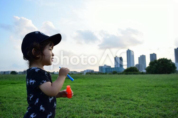 シャボン玉遊び 子ども,こども,子供の写真素材