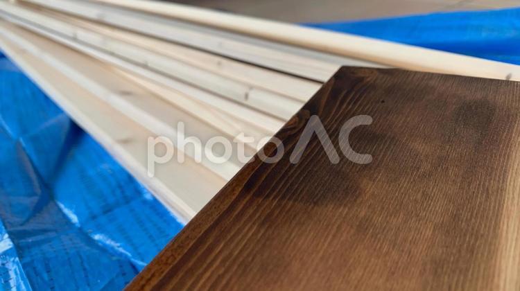 DIY 塗料を塗った木材の写真 diy,日曜大工,手作りの写真素材
