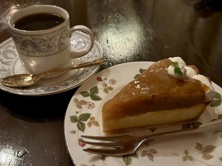 タルト・タタンとコーヒー/横 タルトタタン,アップルタルト,りんごタルトの写真素材