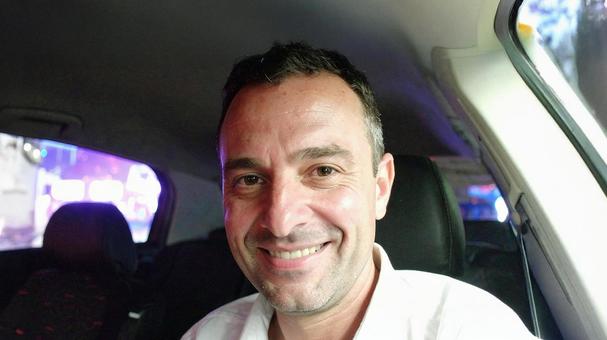 自動車にのっているおじさんの写真