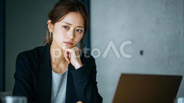 仕事で悩む日本の女性 女性,アジア人,日本人の写真素材