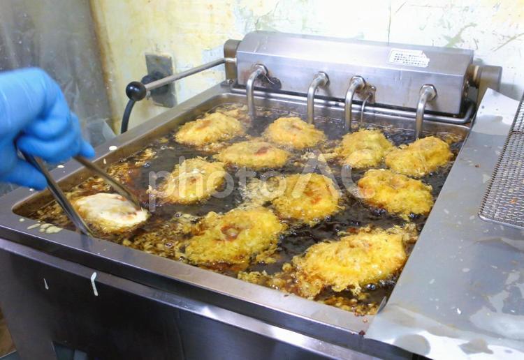 業務用フライヤーで揚げ物をしているところ 業務用,フライヤー,揚げるの写真素材