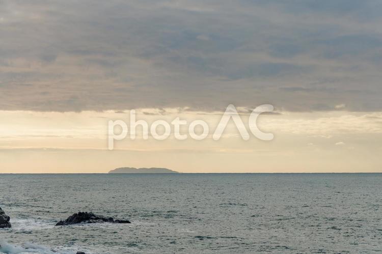 遠くに見える島の風景 海の風景,孤島,島の写真素材
