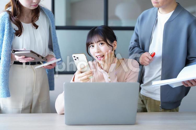 スマホを持ちカメラ目線の女性 女性,スマートフォン,持つの写真素材