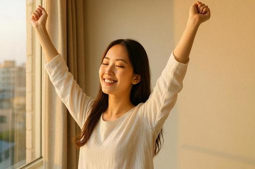 朝日に照らされながら伸びをする女性・朝活 朝日に照らされながら伸びをする女性・朝活の写真