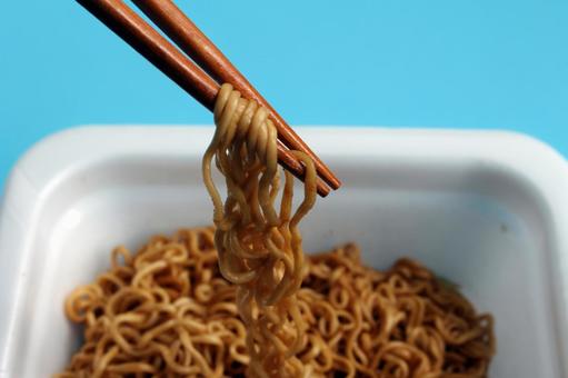 箸で持つ焼きそば麺 箸で持つ焼きそば麺 焼きそば,麺,箸の写真素材