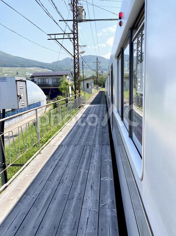 田舎の駅と電車 線路,単線,旅行の写真素材