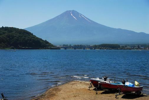 富士山と湖とボート 湖,山,水の写真素材