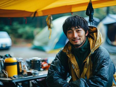 ソロキャンプをする男性 ソロキャンプをする男性の写真