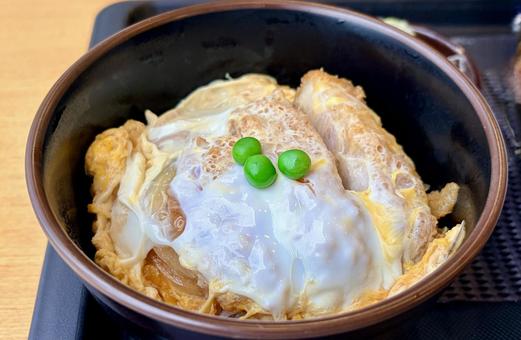 温かい蕎麦と小カツ丼のセット そば,ランチ,カツ丼の写真素材