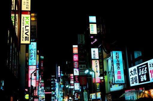 新宿の賑やかな看板 新宿の賑やかな看板の写真