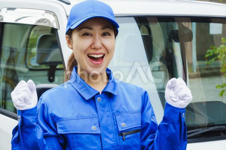 青色の作業服を着た女性 ビジネス,女性,人物の写真素材