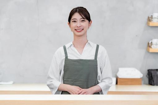 カフェで働く女性 カフェで働く女性 カフェ,店員,笑顔の写真素材