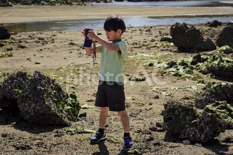 ※＜素材＞観光地を散策する子供（堂崎） 子供,スマホ,海の写真素材
