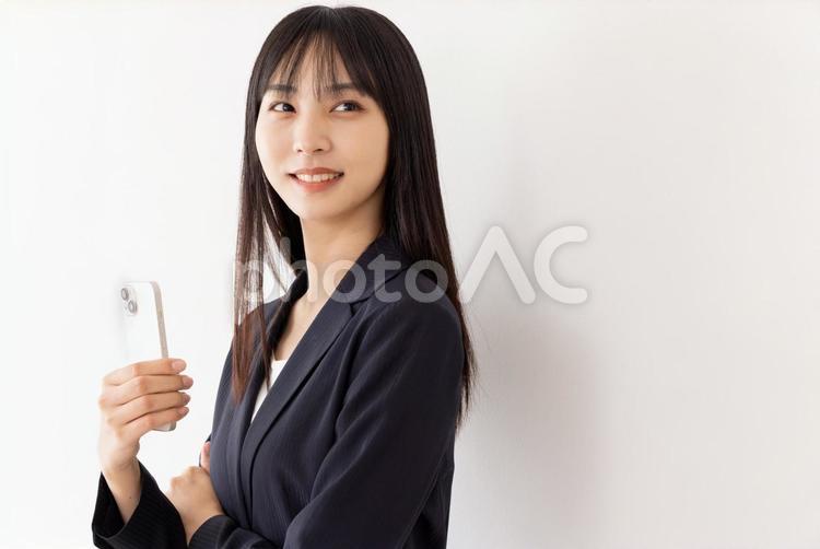 スマートフォンを持つビジネスウーマン 女性,ビジネスウーマン,スマートフォンの写真素材