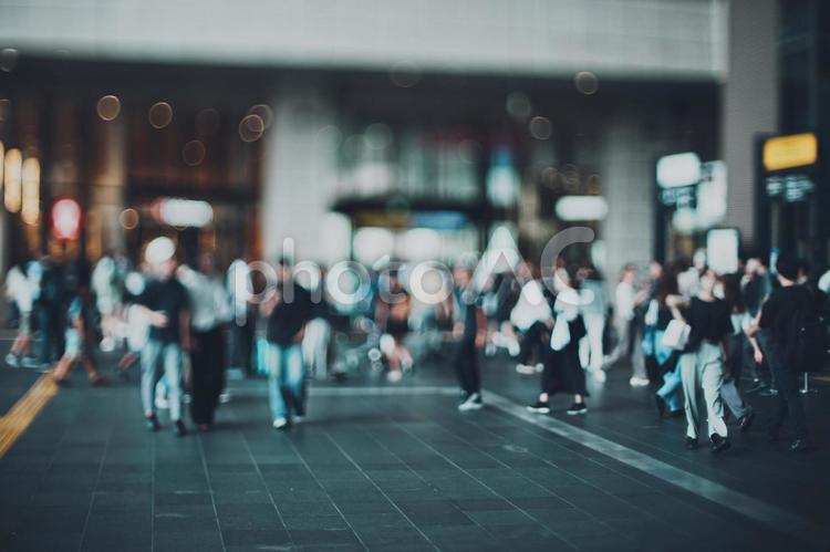 駅ビル歩行者のぼかし風景 歩行者,歩行,歩くの写真素材