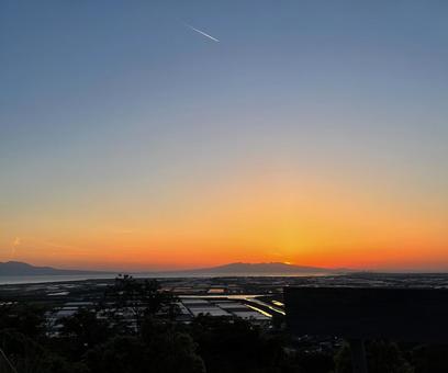 草枕山荘から見える夕焼け 草枕山荘から見える夕焼け 夕焼け,山に沈む夕日,キャンプ場の写真素材