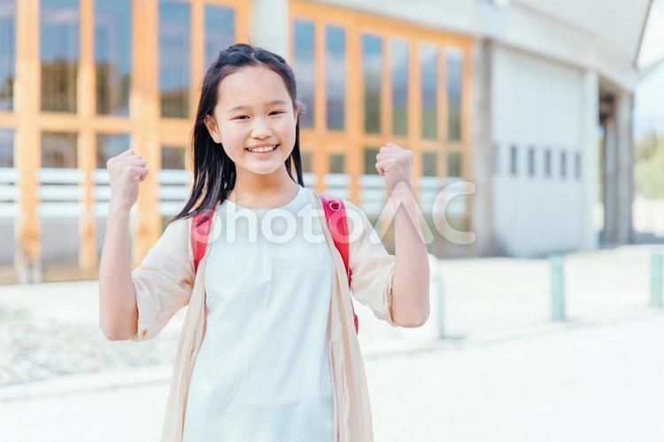 ガッツポーズをする小学生の女の子 小学生,子供,勉強の写真素材