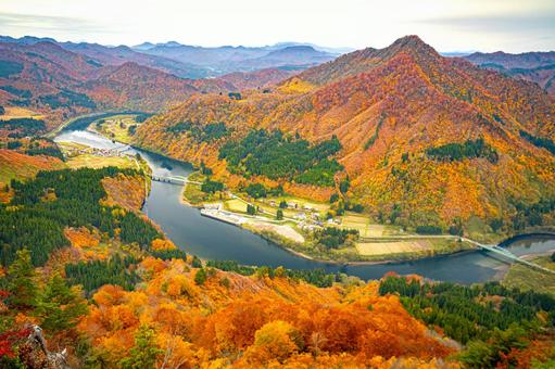 蒲生岳山頂より只見線と只見川と鷲が倉山 只見線,蒲生岳,紅葉の写真素材