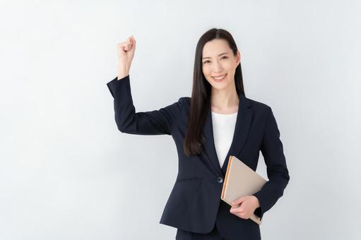 白バックの若いビジネスウーマン 白バックの若いビジネスウーマンの写真