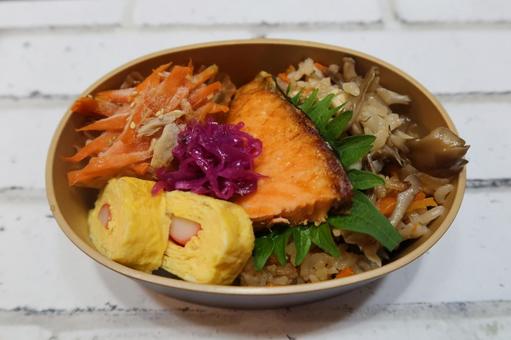 鮭と炊き込みご飯のお弁当 鮭,焼き,キノコの写真素材