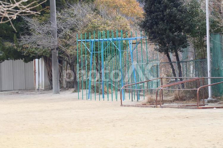 昇り棒のある校庭 昇り棒,校庭,学校の写真素材