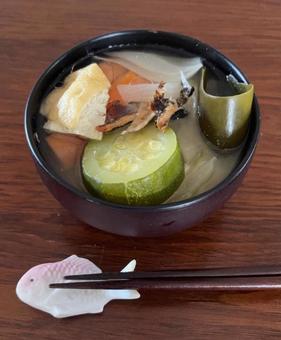 R7.07.15　野菜などの具沢山みそ汁 具沢山みそ汁,具だくさんみそ汁,野菜の写真素材