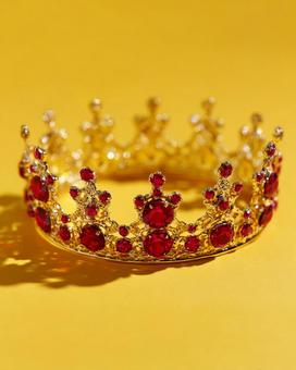 壮麗な宝物：ルビー飾りの王冠の写真