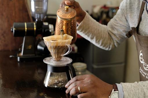 How to make coffee 16: Pour hot water into coffee, kopi, kanggo brewed, carane nyelehake, JPG