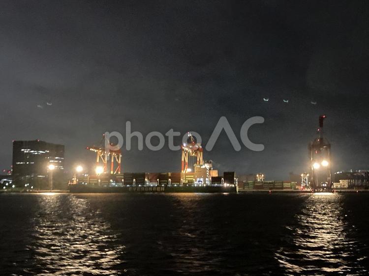 東京湾から見たキリンと水面の光 東京湾,シンフォニークルーズ,夜景の写真素材