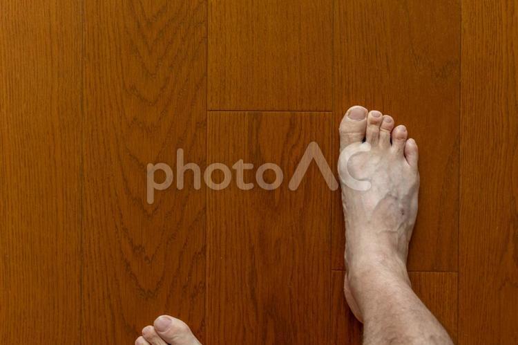 木の床の上を裸足で歩く 裸足,床,歩くの写真素材