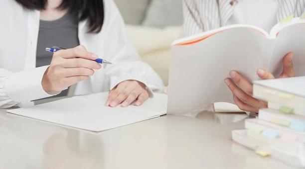 勉強を教えあうアジア人の男女 勉強を教えあうアジア人の男女 女性,男性,学生の写真素材