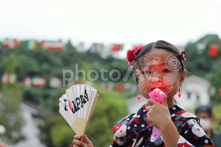 夏祭りで浴衣を着た女の子 夏祭り,浴衣,和服の写真素材