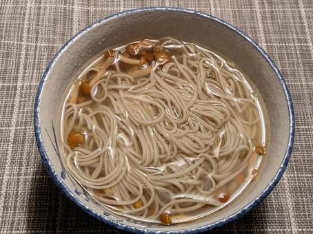 大雪前の月曜日に自宅で食べたなめこそば 蕎麦,かけそば,なめこの写真素材
