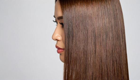 ロングのストレートヘアの女性 ロングのストレートヘアの女性の写真
