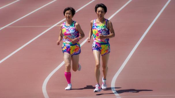 陸上競技を楽しむ中年・シニア女性15 陸上競技を楽しむ中年・シニア女性15の写真