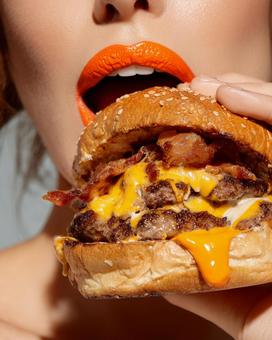 食欲をそそるハンバーガーと女性の唇 食欲をそそるハンバーガーと女性の唇の写真