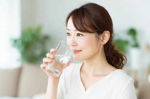 グラスの水を飲む女性-1 グラスの水を飲む女性-1の写真