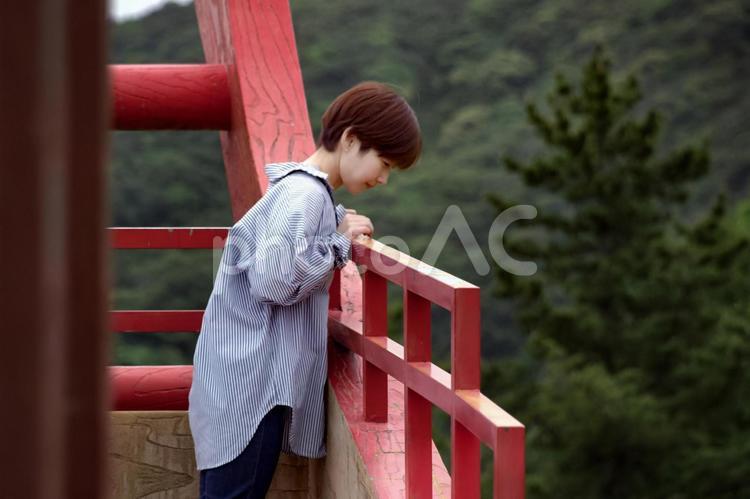 ※＜素材＞遣唐使船の展示を散策する女性 女性,笑顔,人物の写真素材