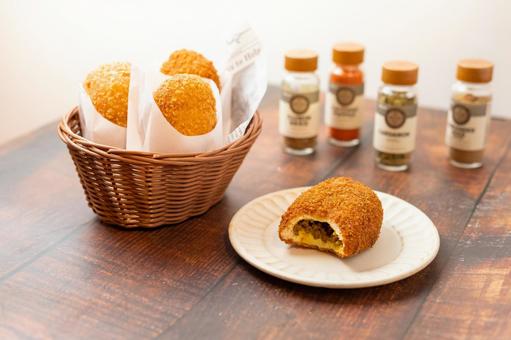 たくさんのカレーパンとスパイス2 たくさんのカレーパンとスパイス2 カレーパン,カレー,curryの写真素材