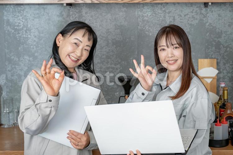 OKサインを出す作業員女性二人 店舗支援,店舗改善,店舗コンサルティングの写真素材